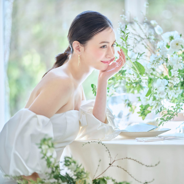 白基調の会場だから、春らしいコーディネートも合いやすい