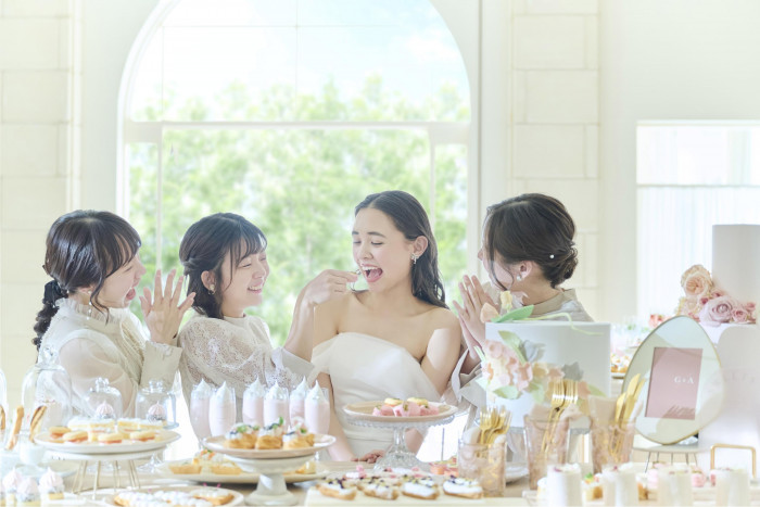 デザートタイムではゲストにサプライズも。