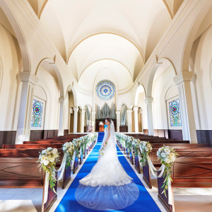 純白のウェディングドレスが美しく映えるロイヤルブルーのバージンロード|アニヴェルセル 柏の写真(34911923)