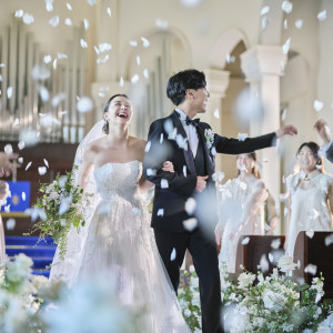 純白のチャペルでパイプオルガンとゲストの拍手に包まれながらのフラワーシャワーも可能|アニヴェルセル 柏の写真(54981035)