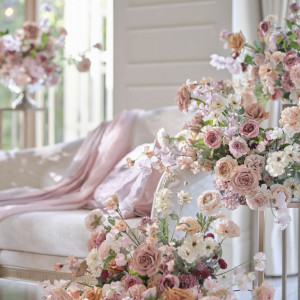 優美な装花と柔らかな自然光が彩る、贅沢な空間。ゲストは心安らぐひとときを過ごし、特別な日の思い出を分かみあいます。|アニヴェルセル 柏の写真(54980926)