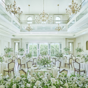 天井高く壮麗な二層吹き抜けの空間。まるで海外の邸宅のような開放感あふれる祝宴を演出します。|アニヴェルセル 柏の写真(54980774)