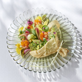 色鮮やかで、お野菜をたくさん使用した身体に優しいフレンチ。男性にも人気の一品。