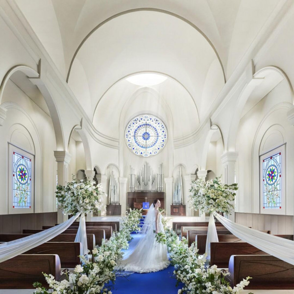 ステンドグラスを背景に本格的なワンショットが撮影できる**