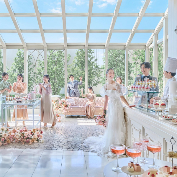 会場隣接のコンサバトリーでは人気演出のウェルカムパーティやデザートビュッフェが天候に左右されず叶う*