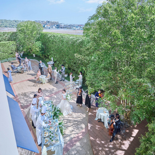 ガーデン付の会場だから窓から自然光が差し込み明るい雰囲気でパーティが叶う*