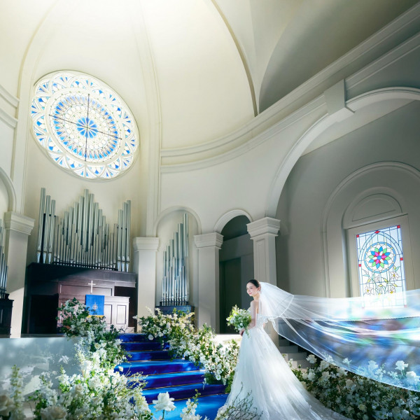 ロイヤルブルーの大聖堂が評判*オリジナルの家族の時間やチャペル映像で想いが届く*