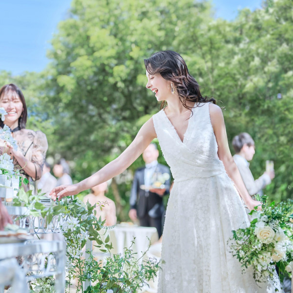 ドレス選びでは専属のスタイリストがサイズのケアまでフルサポートいたします*