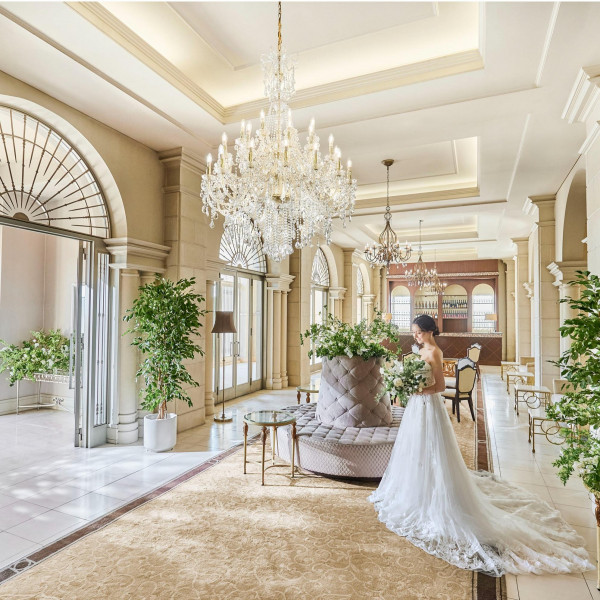 ロイヤルブルーにウェディングドレスが映える**