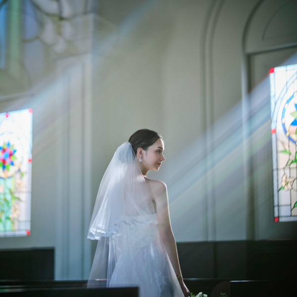 ステンドグラスを背景に本格的なワンショットが撮影できる**