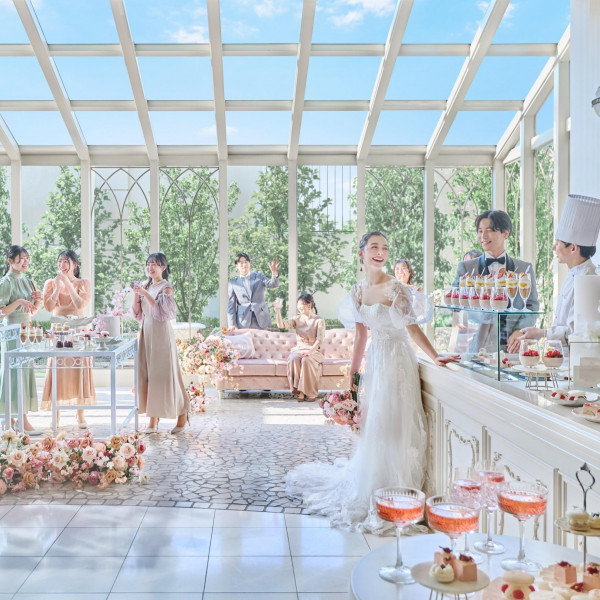 会場隣接のコンサバトリーでは人気演出のウェルカムパーティやデザートビュッフェが天候に左右されず叶う*