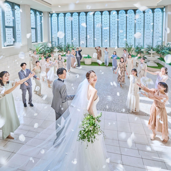《全天候型アトリウム》で天候や気候に左右されない安心のウェディングが叶う**