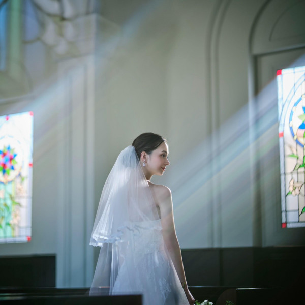 ステンドグラスを背景に本格的なワンショットが撮影できる*＊