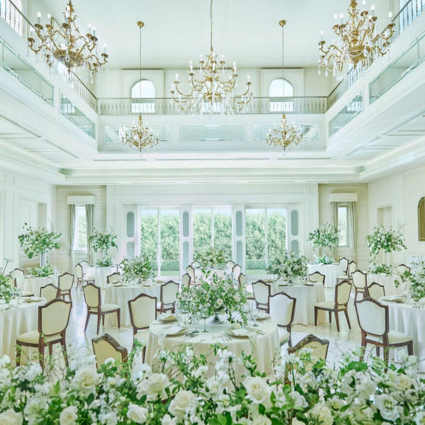 《サロン ドゥ フルール》白を基調としたシンプルで上品な雰囲気が特徴＊*