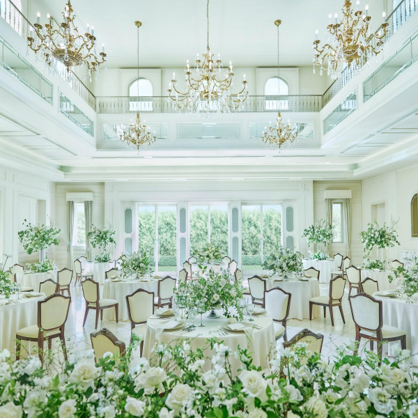 《サロン ドゥ フルール》白を基調としたシンプルで上品な雰囲気が特徴＊*