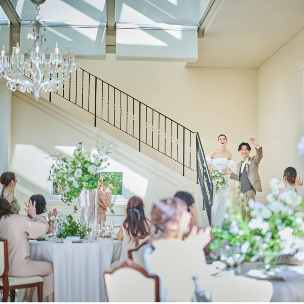 《サロン ドゥ フルール》白基調でシンプル・上質な雰囲気が特徴*