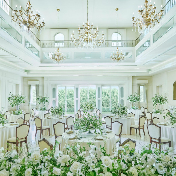 《サロン ドゥ フルール》白を基調としたシンプルで上品な雰囲気が特徴**