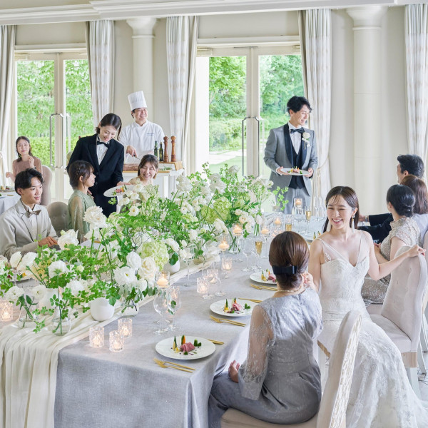 自然光溢れる会場と絶品料理でゲストもふたりも自然体に