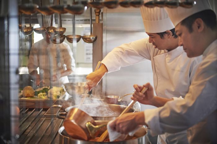 〈シェフ〉パーティ会場に隣接したキッチンで作り立て・熱々をお客様へご提供します。