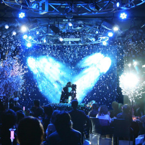 【演出／スノーエフェクト】スクリーンに照らし出されるふたりと静かに舞い落ちる雪が、音と光の演出でさらにドラマティックに|GLOVE WITH AQUA STYLE（グローヴ ウィズ アクアスタイル）の写真(53905693)
