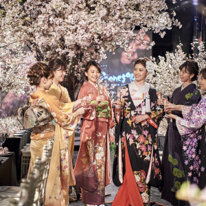 満開の桜に彩られた優雅な和モダンコーディネート。和の衣裳を纏って花嫁を囲む様子はまるで時代を超えた幻想絵巻のよう|GLOVE WITH AQUA STYLE（グローヴ ウィズ アクアスタイル）の写真(53892328)