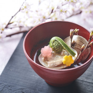 日本の四季を感じる創作料理は「想像」×「創造」がテーマ。〈春〉アサリやハマグリ、山菜のお吸い物に桜の一振りを添えて|GLOVE WITH AQUA STYLE（グローヴ ウィズ アクアスタイル）の写真(53886969)