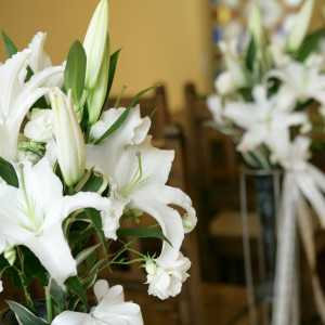 バージンロードにはチャペル装花を添えて。華やいだ印象になりますね。|ウェディングチャペル アンジェラの写真(216257)