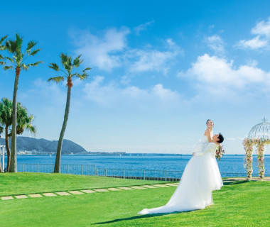 鮮やかなグリーンの芝生の上で前撮りも人気