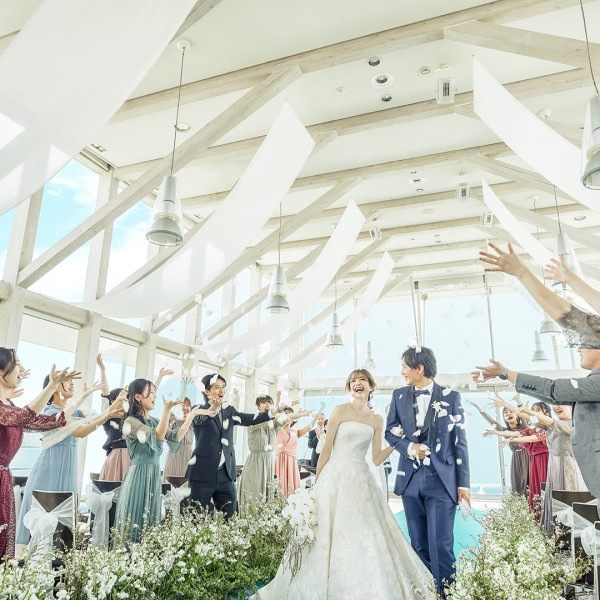 夏の華やかな雰囲気もおふたりを祝福