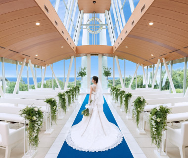 自然光がたっぷりと入り込むチャペルは、ご新婦様の姿をより綺麗にみせてくれます