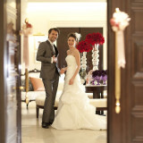 ブラウンを基調とした会場を開けると新郎新婦がご入場!
挙式とは違った雰囲気のご新婦様に拍手がなりやみません。