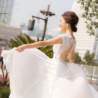 純白なドレスを身に纏い、幸せを実感