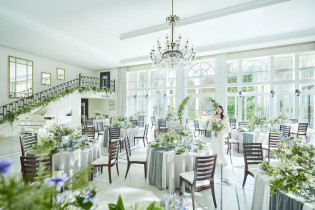 白が基調のバンケット|アーククラブ迎賓館（福山）/テイクアンドギヴ・ニーズウェディングの写真(56292602)