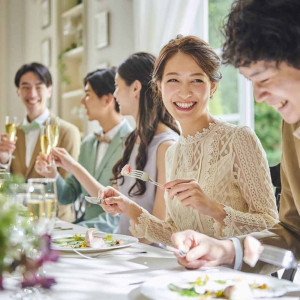 会話とお料理を楽しむことができる|アーククラブ迎賓館（福山）/テイクアンドギヴ・ニーズウェディングの写真(10666096)