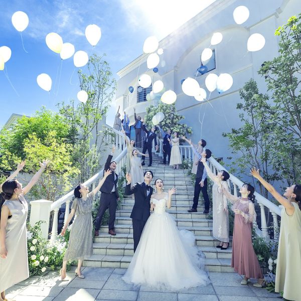 青空の下で楽しむバルーンリリース!お子様ゲストがいる結婚式にもぴったり♪|AILE d'ANGE garden(エルダンジュ ガーデン)の写真(45325594)