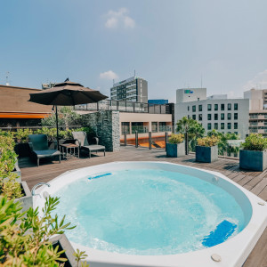 サウナからはジャグジー直結で、最上階の屋外テラスにて外気浴も可能。|WITH THE STYLE FUKUOKA（ウィズ ザ スタイル フクオカ）の写真(50193962)