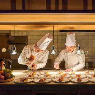 会場内のオープンキッチン。目の前で調理し、出来立てのお料理を絶妙なタイミングでお届けします
