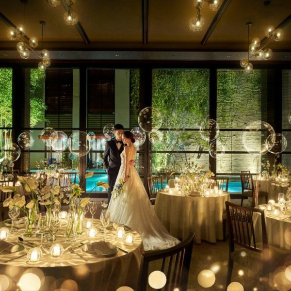 キャンドル煌めくナイトウェディングも◎駅近だからこそ、ナイトウェディングでもゲストのアクセスが安心