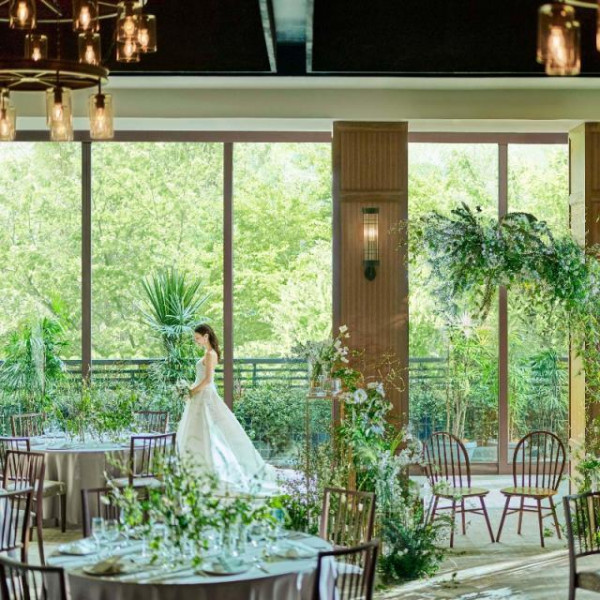 街中とは思えないほど緑に溢れた館内、全会場に開放的な大きな窓と専用のオープンキッチンを完備