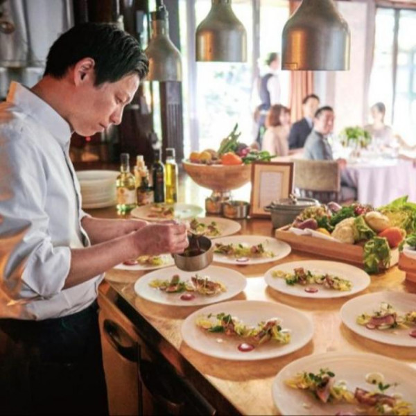 全会場に専用のオープンキッチンを完備。出来立て熱々のお料理をお届けいたします。