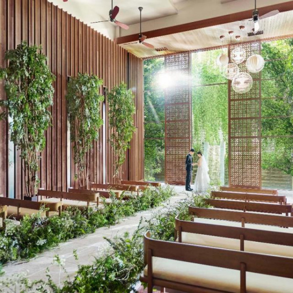 自然光が差し込む明るいチャペル