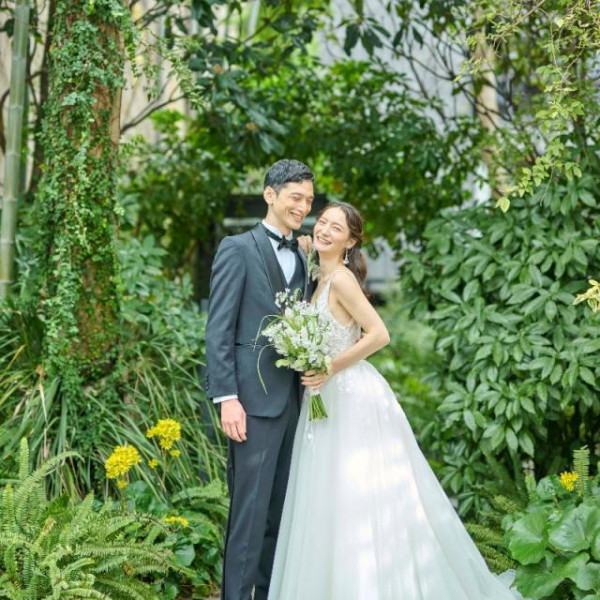 街中ということを忘れてしまうような、緑に溢れた外観