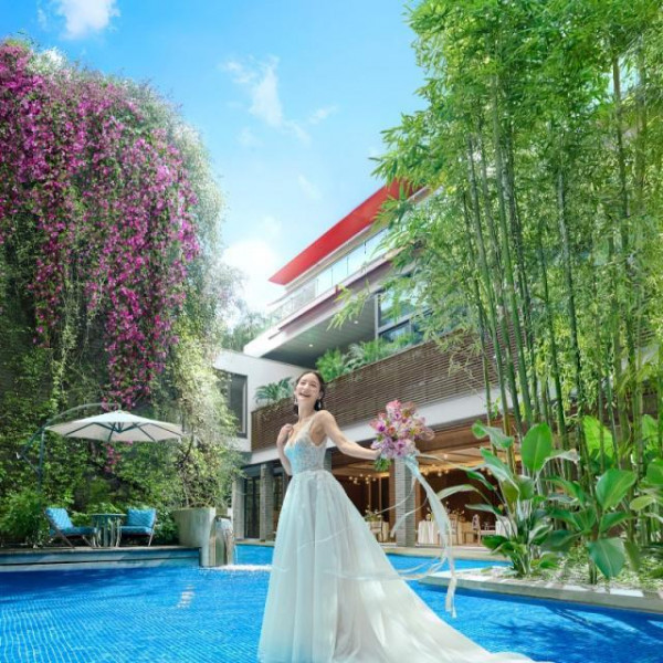 緑溢れるエントランスを抜けると非日常な空間が広がります