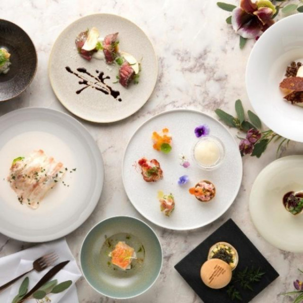 全会場に専用のオープンキッチンを完備。出来立て熱々のお料理をお届けいたします。