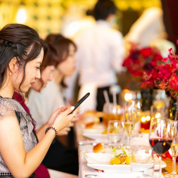 オープンキッチンから出来立てのお料理をご提供