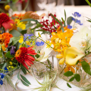 カラフルなお花で彩られるテーブル。当日のことを想像しながら専属のフローリストとの打ち合わせもワクワクするひと時に。|オーベルジュ・ド・リル サッポロ （ひらまつウエディング）の写真(17225410)