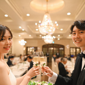 乾杯ショットも残して|オーベルジュ・ド・リル サッポロ （ひらまつウエディング）の写真(50862968)