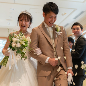 祝福の拍手とフラワーシャワーの中、笑顔で退場。|オーベルジュ・ド・リル サッポロ （ひらまつウエディング）の写真(39763093)