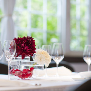 繊細で華やかな料理がテーブルを彩ってくれるので、テーブル装花はシンプルに。|オーベルジュ・ド・リル サッポロ （ひらまつウエディング）の写真(338583)