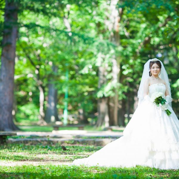 隣接する円山公園。結婚式当日の最高に幸せな表情でロケーションフォト撮影も可能。|オーベルジュ・ド・リル サッポロ (ひらまつウエディング)の写真(671289)